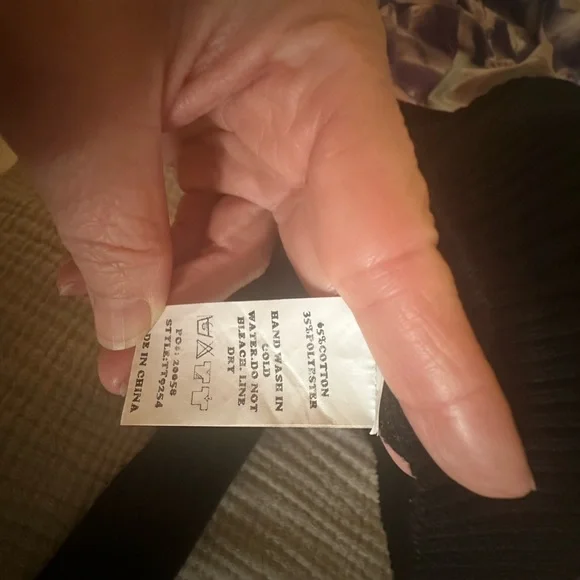 Black Ribbed vneck Crop Top - Picture 3 of 3